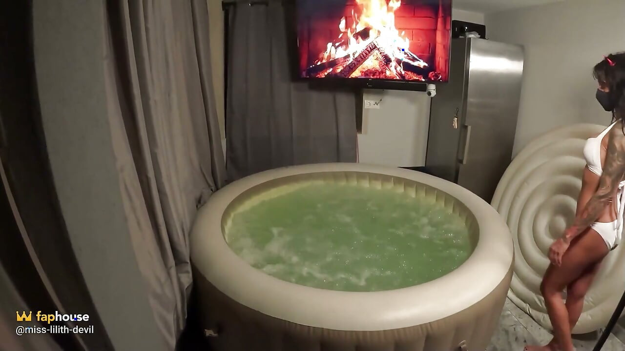 Hot Tub kasama si Lilith