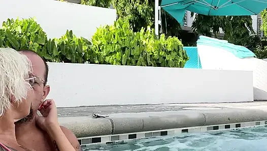 Im whirlpool verspielt werden. Möpse spielen.