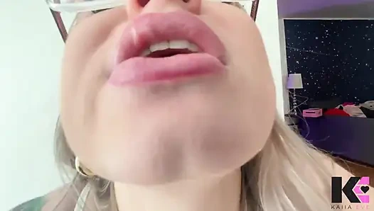 Giantess Crunch Tinies кричат и глотают целиком переваривая в мой пупк