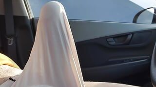 Een harde en dikke paddestoel strelen van een geaderde pik met grote ballen in een g-string in een auto