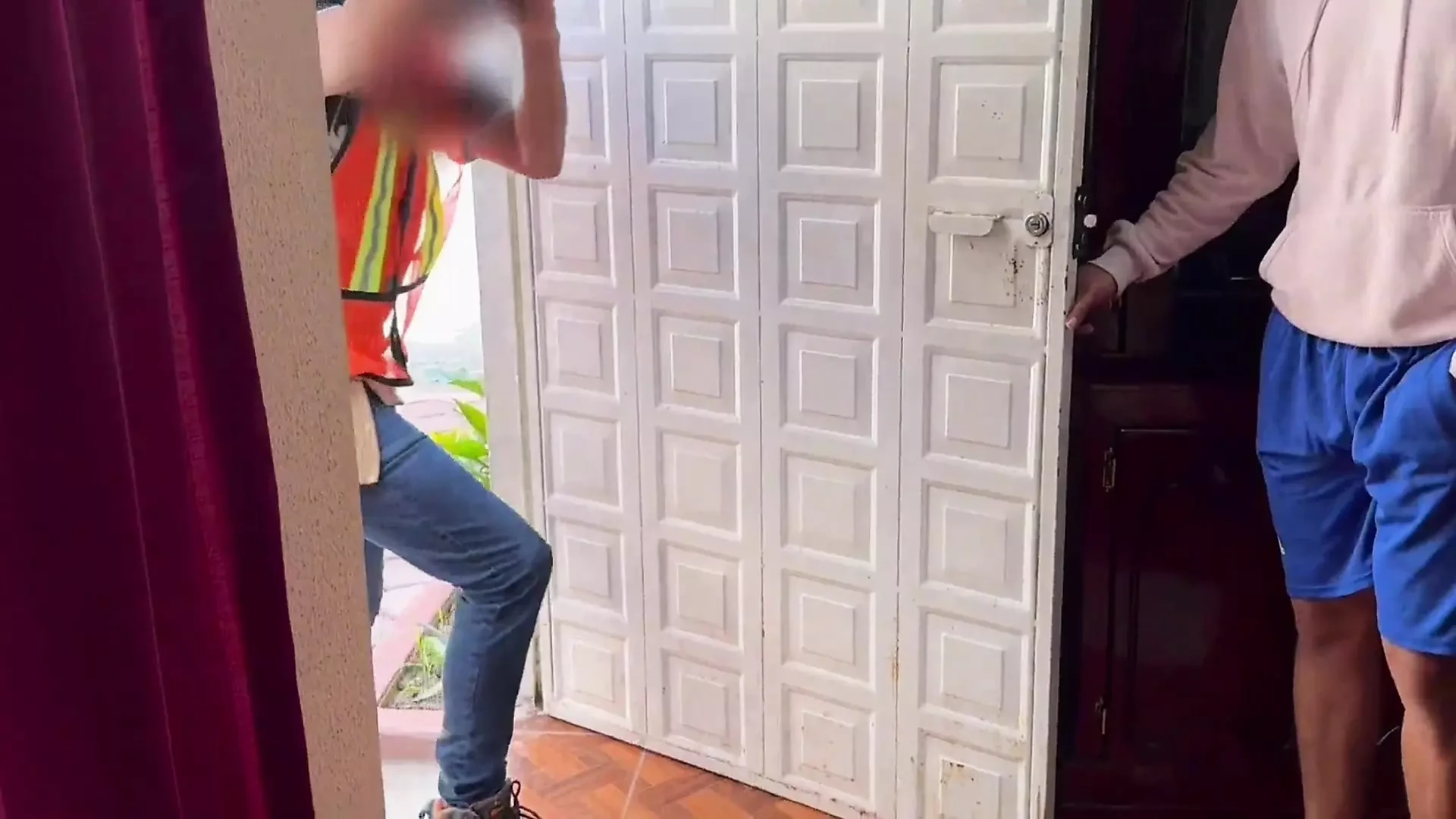 I pay a builder with a huge cock with sex