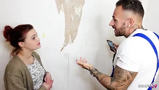 Minik Alman kızıl saçlı evli kadın Lizzy Rose işçiyi sert aldatan sikiş için baştan çıkarıyor