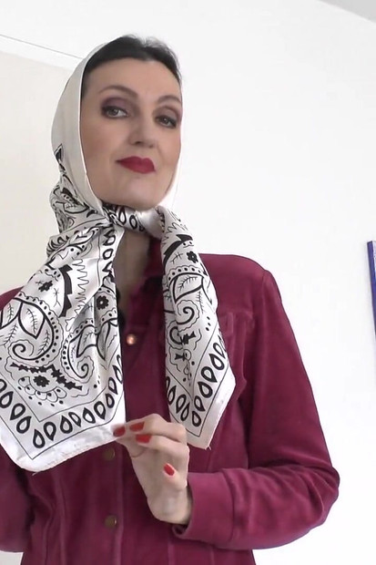 Güzel saten başörtüsü gösterisi, 31 talimatı, Lady Victoria Valente
