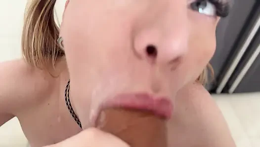 Sarışın orta yaşlı seksi kadın bakış açısı özensiz dildo oral seks kalın tükürük