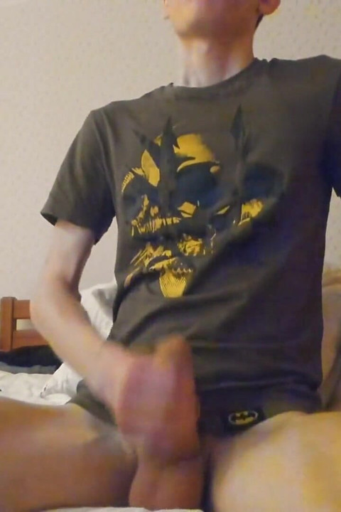 痩せた男が精子を大量に発射し、強いオーガズムを得る