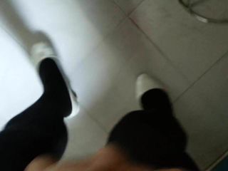 Pompa paten putih dengan teaser pantyhose hitam 27