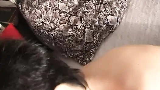 Vollbusige amateur-MILf-schlampe lutscht kleinen schwanz