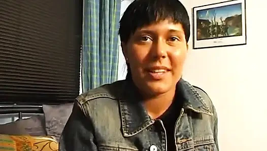 Pelacur brunette masturbasi sebelum memberikan blowjob yang luar biasa