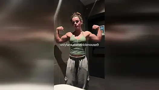 Bukkake pertama pemandu sorak usia 18 tahun: 50 pria mandi air mani!