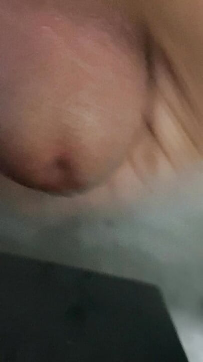 In the bathroom, there was a cock that was getting an erection, only knowing how to endure it, not having to do it