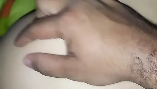 Penis aç üvey anne yatağa girer ve üvey oğlunun penisini ıslak vajinasına derinlemesine yiyor