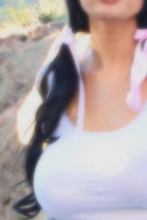 Tera Patrick açık havada yavaşça soyunuyor