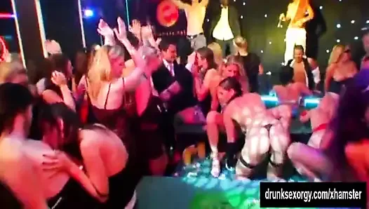 Bi pornstars follando en sex casino party