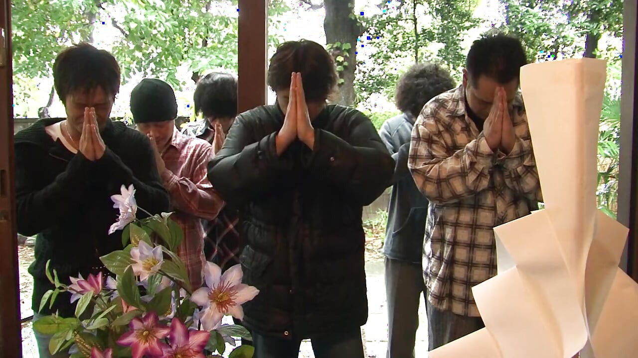 Gadna japanska cura igra se s igračkama prije nego što šprica po muškim licima i bude jebana u vrućem grupnom jebanju