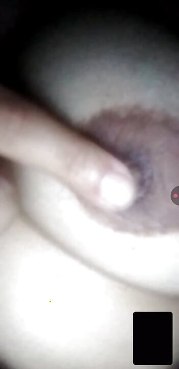 Indijska viralna devojka seksi velike sise se pokazuje u prstima u pički najnoviji video