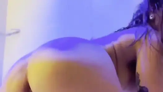 Cewek seksi rambut cokelat muncrat di kamar mandi!