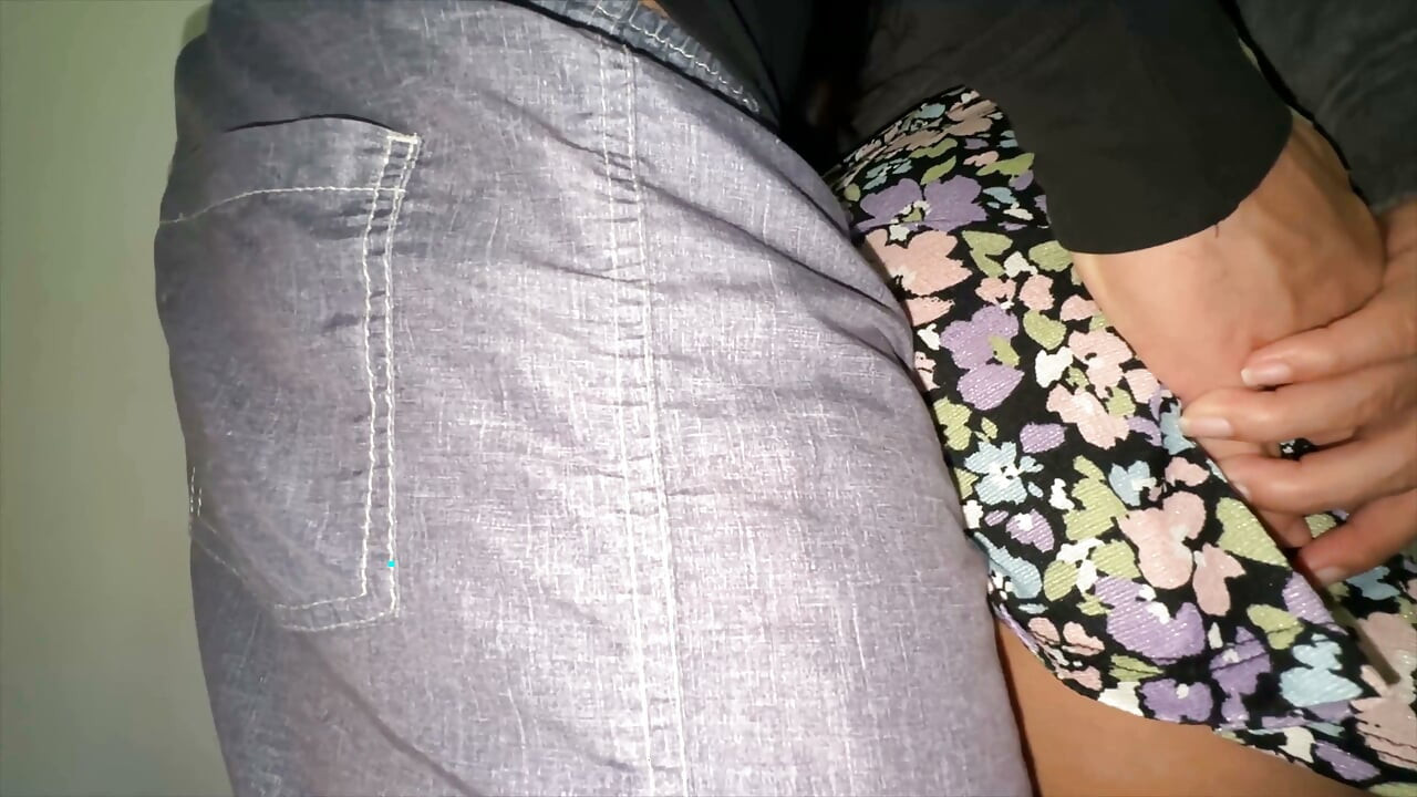 Arriscado! Mulher de bunda grande tocando o pau de um estranho.