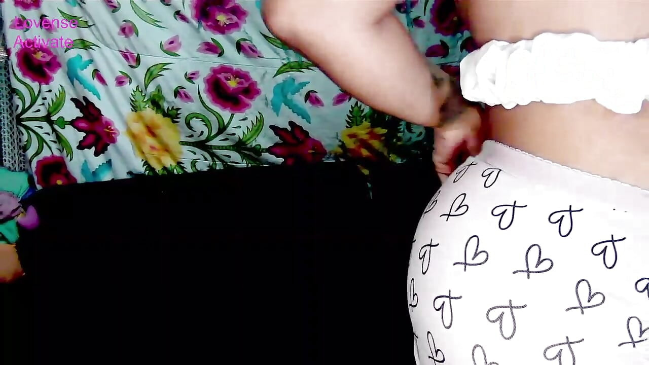 Practicando paja con mi hermanastro! ¡Al final, me trago la carga enorme!