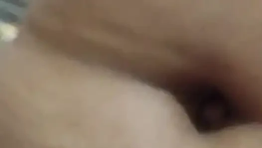 Die nachbarin sah, wie Komal sie fingerte, packte ihr land und zog sie unter, dann urinierte sie darauf