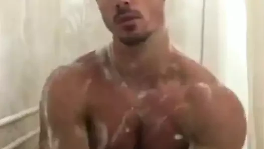 Yakışıklı kaslı erkek banyo yapar