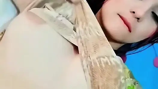 Ей 18 лет, я встретил ее в университете, и это случилось