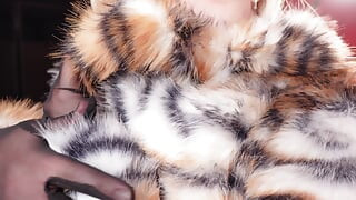 Colecție de haine de blană sexy - partea 3. Fetiș cu mamă sexy Arya Grander