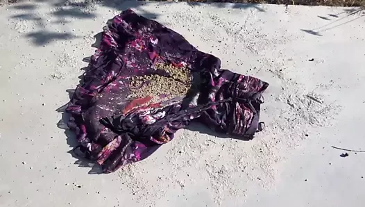 Çiçekli 11 elbisede ıslak toprağı ezmek