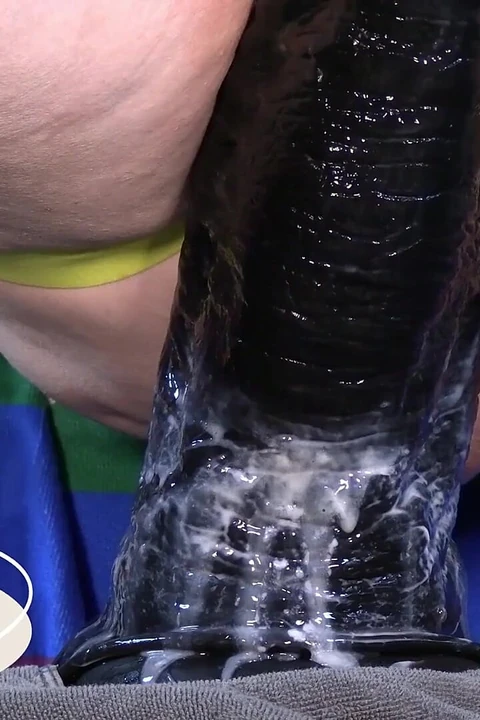 5 Minit Semasa Menunggang Dildo Besar Ini Dengan Pelincir Putih Menunjukkan Betapa Mendalam