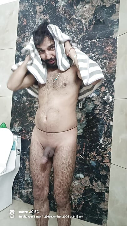 Un garçon du Rajasthan montre sa masterbation et suce