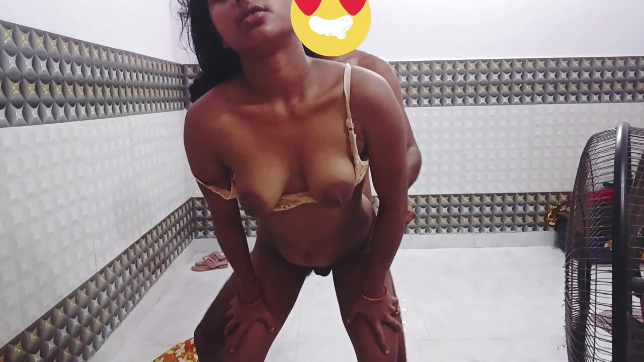 후배위에서 남편에게 따먹히는 인도 와이프