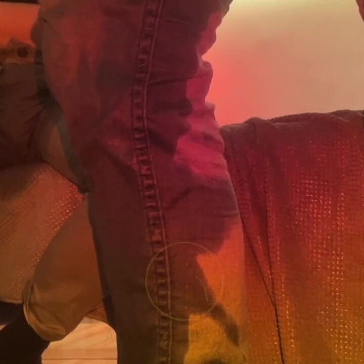 2 เพื่อนร่วมเพศมือสมัครเล่นเปียกกางเกงในกล้องสําหรับผู้ติดตาม