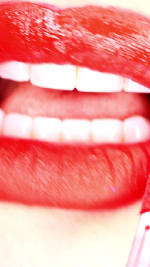 4K Application du rouge à lèvres et fumée de pute sur fond noir