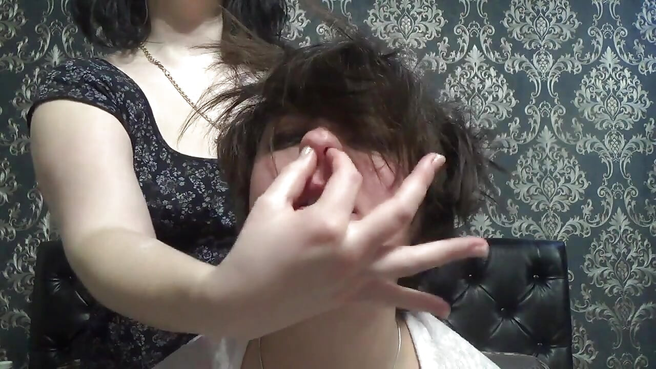 انگشت کردن بینی، به هم ریختن صورت، صورت های احمقانه، جوراب شلواری روی سر، فتیش لب ها! به کیت!