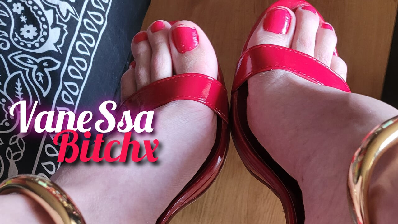 Con đĩ sinh viên chuyển giới, khoe âm hộ và đôi giày cao gót màu đỏ của cô ấy👠