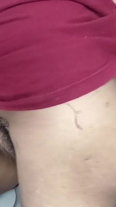 Mora se videti trenutak od "Desi snaja puši debeli kurac svog zeta, a zatim sedne na kurac i jebe se."