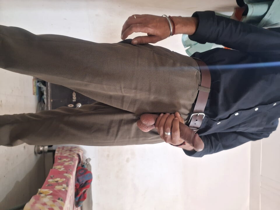 Młody chłopak bawi się w pokoju biurowym