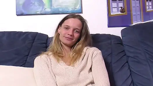 Pirang Jerman yang lucu mengocok memeknya di depan kamera