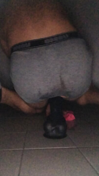 Toilet umum dientot terpisah, sesaat sebelum lubang kemuliaan dan menunggu