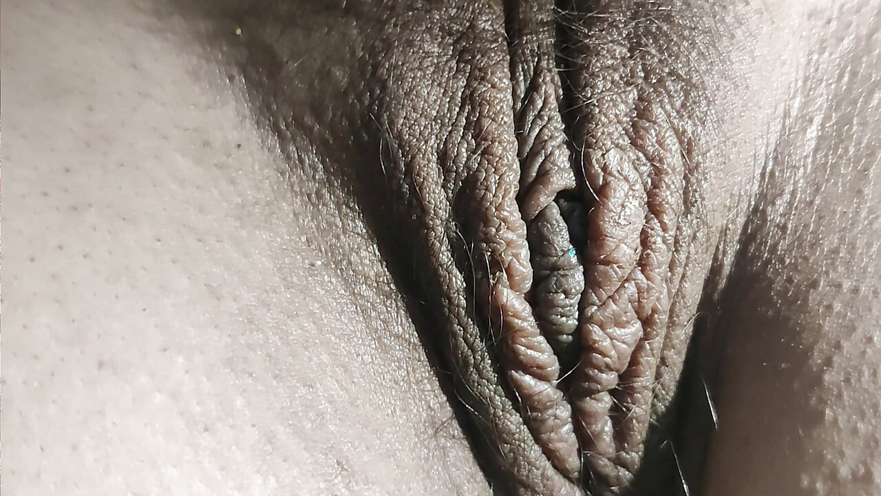 若い女の子の寝室での秘部 一人の秘部