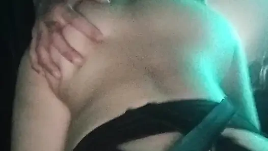 Kakak tiri mengambil keuntungan dari hari-hari liburannya dan memasukkan penis besarnya ke dalam diriku