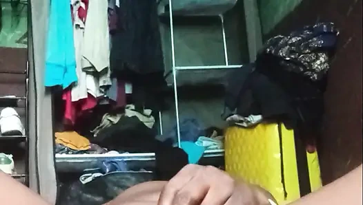 Coole Walzen von ihr, die live masturbieren zeigt