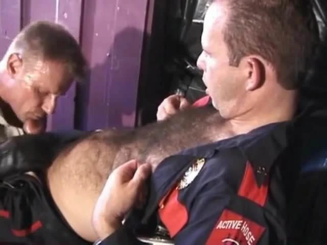 Bărbați fierbinți în uniformă