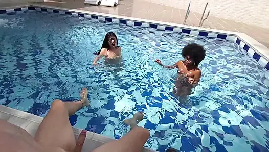 BÖLÜM BIR.... HAVUZDA.. Bir gün arkadaşımla güneşin ve seksin tadını çıkarıyorlar, yüzlerimizi sütle dolduruyorlar kaçırmayın