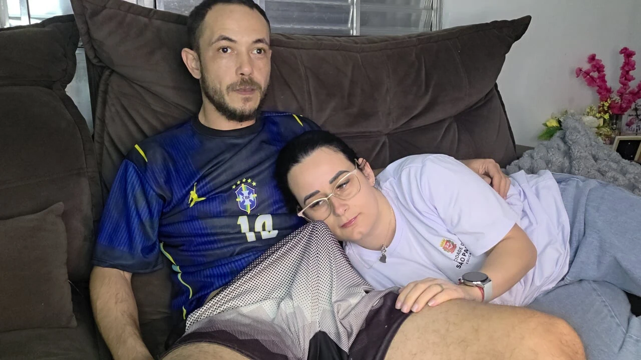 继妹在观看巴西比赛时被她的继兄弟勾引