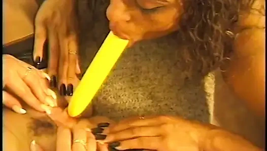 Muhteşem Avrupalı genç kız birkaç zenci kız arkadaşına amını yalatıyor