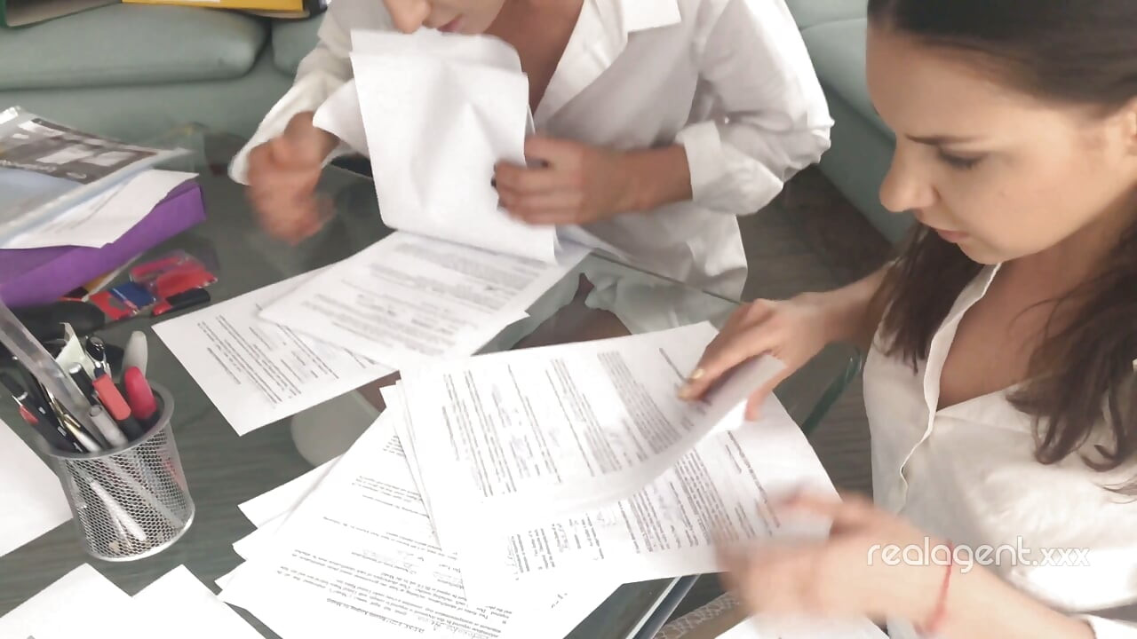 Studenta senior Nataly Gold i-a propus colegului ei de cameră Henessy să sugă niște abur înainte de un examen important