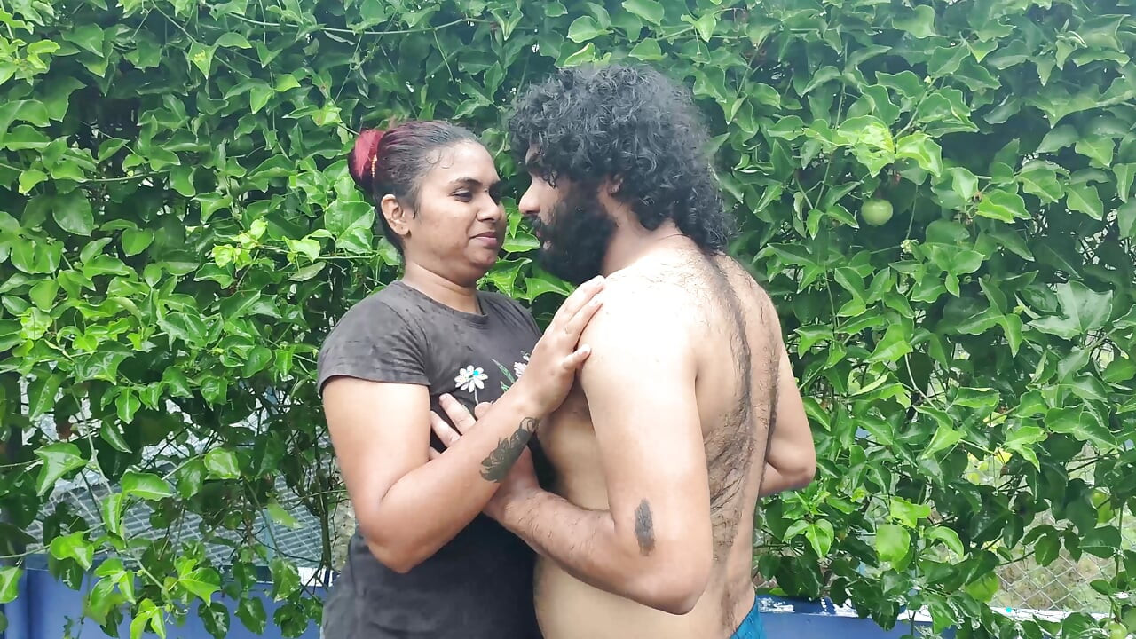 fora da porta, terraço, chuva, romance com peitos chupam e pressionam os peitos