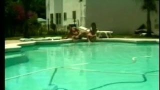Prachtige jonge babe met mooie tieten krijgt haar kutje gelikt aan het zwembad