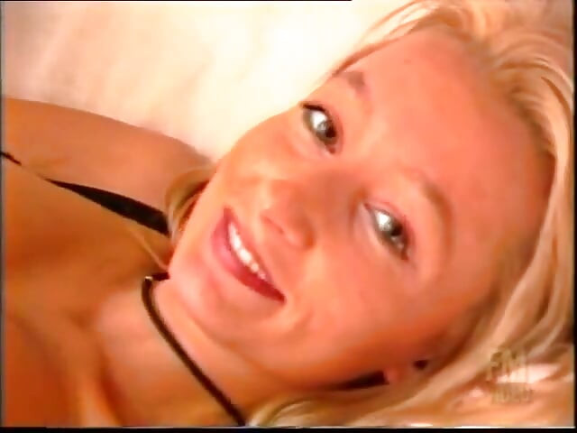 Erstaunlicher blonder arsch fickte die beine in der luft von einem großen schwanz