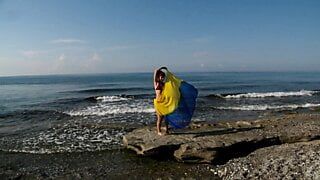 Danse sur une plage de la mer Méditerranée avec un châle jaune-bleu